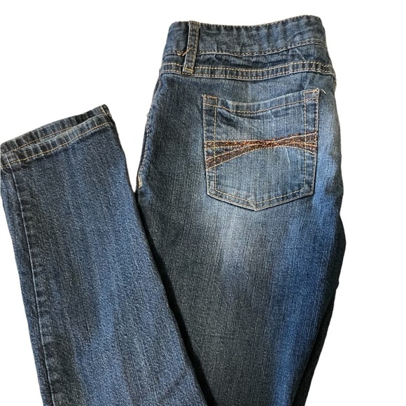 RUE 21 Juniors mid rise ripped jeans. Size 5/6 short. - Picture 2 of 7